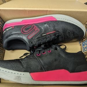 Women's mountain bike shoes, size 10.5